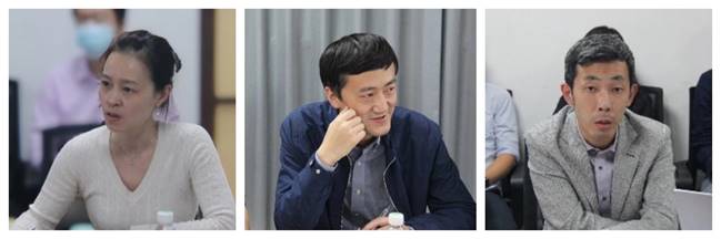 男人和女人在交谈
描述已自动生成