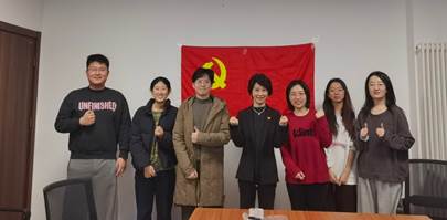 一群人站在房间里

AI 生成的内容可能不正确。